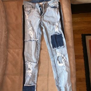 PATCH / RIP JEANS WITH PINSTRIPE